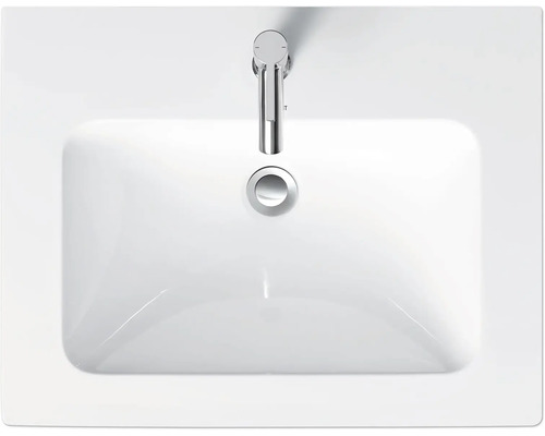 Pohľad zhora na obdĺžnikové biele umývadlo na dosku s batériou