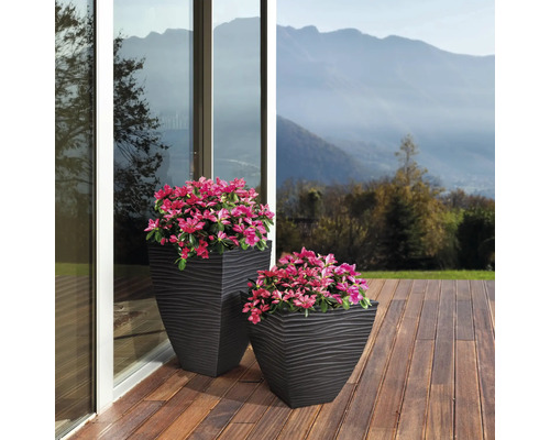 Dva štruktúrované kvetináče s rastlinami na terase