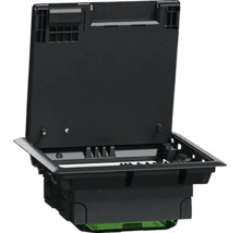 Podlahová krabica z plastu s otvoreným vekom na inštaláciu elektrických prípojok do podlahy.