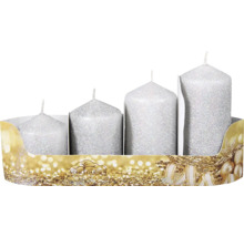 Sada adventných sviečok so štyrmi striebornými sviečkami rôznych veľkostí v zlatom obale.