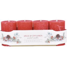 Štyri červené stĺpové sviečky s vôňou jabĺk a škorice v ozdobnom balení.