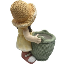 Dekoratívna figúrka dievčaťa s košom ako kvetináč do záhrady