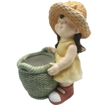 Dekoratívna dievčenská figúrka so slaměným klobúkom a košíkom do záhrady