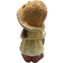 Záhradná figúrka dievčaťa so slameným klobúkom a košíkom