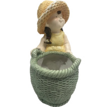 Dekoratívna dievčenská figúrka s košíkom ako kvetináč do záhrady