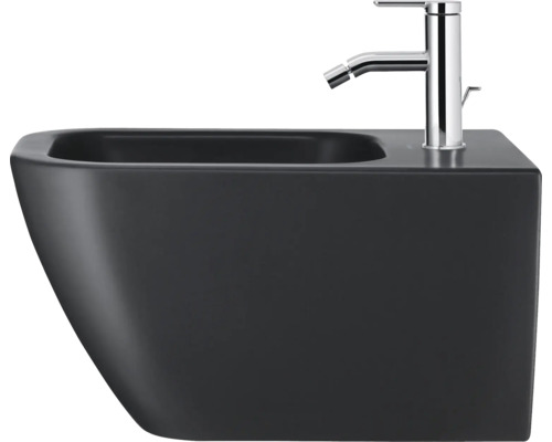 Tmavý závesný bidet s chrómovou batériou
