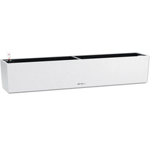 Biely kvetináč so zavlažovacím systémom