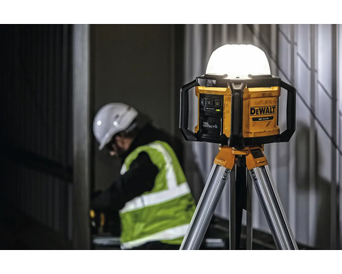 Pracovné svietidlo DeWalt na statíve s pracovníkom v pozadí