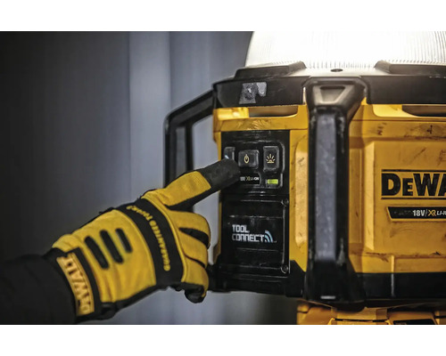 Obsluha prenosného pracovného svetla DeWalt s pracovnou rukavicou