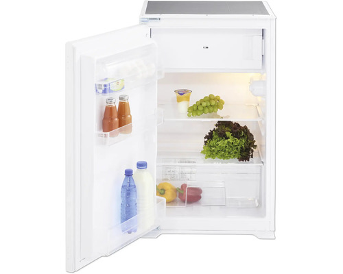 Biela chladnička s otvorenými dverami a potravinami