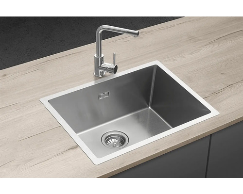 Nerezový drez s vodovodnou batériou na pracovnej doske