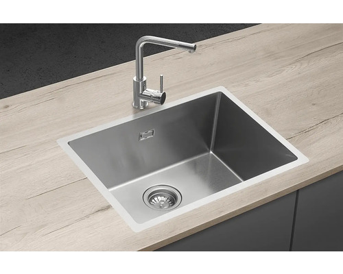 Nerezový drez s batériou na pracovnej doske