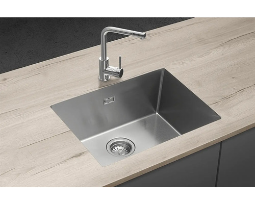 Nerezový drez s batériou na pracovnej doske