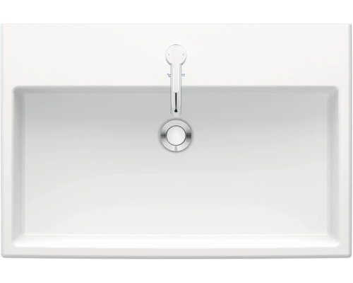 Pohľad zhora na keramické umývadlo s batériou