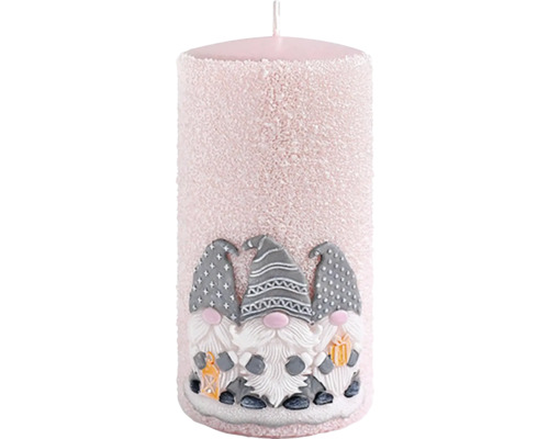 Vianočná sviečka valec ŠKRIATKOVIA Ø7 x 14 cm ružová Dekoratívna stĺpová sviečka s motívmi trpaslíkov.