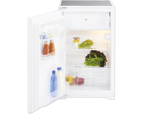 Otvorená biela chladnička plná potravín