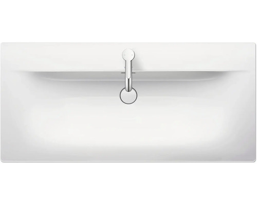 Pohľad zhora na vaňu s vodovodnou batériou