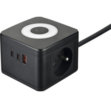 Čierna napájacia kocka so zásuvkami a USB portami