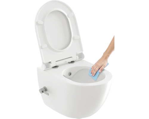 Závesný bidet s otvoreným vekom a rukou, ktorá ho čistí handričkou