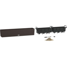 Hnedý kvetináč so zavlažovacím systémom a príslušenstvom