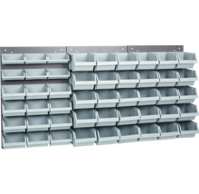 Nástenný regál so sivými úložnými boxmi na organizáciu náradia