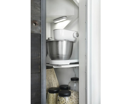 Kuchynská skrinka s kuchynským robotom, zaváracími pohármi a vnútorným osvetlením