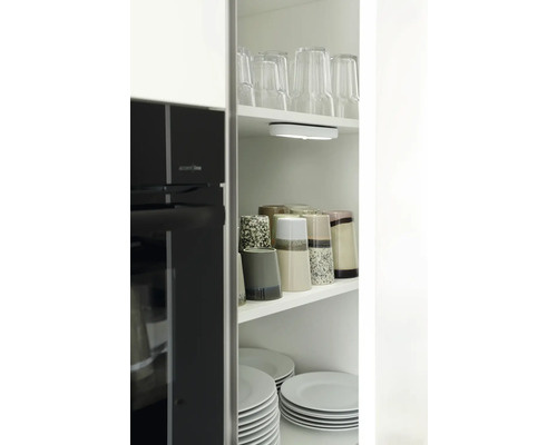 Kuchynská skrinka s riadom, hrnčekmi a svetlom pod skrinku