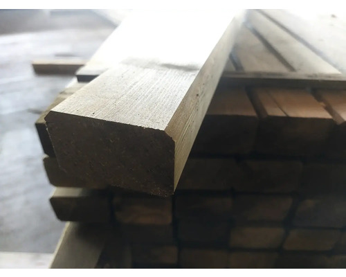 Drevo hranoly naskladané na sebe