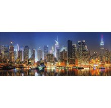 Panoráma New Yorku v noci s mnohými mrakodrapmi a jasným osvetlením