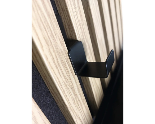 Detail čierneho závesu na drevenom paneli