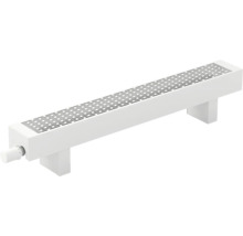 Biely radiátor s termostatickým ventilom a vetracou mriežkou