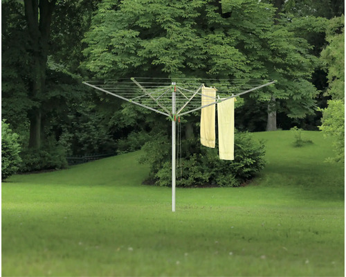 Rotačný sušiak na bielizeň s bielizňou v záhrade