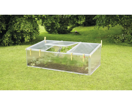 Parenisko na trávniku v záhrade