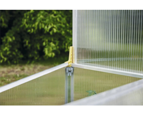 Detailný pohľad na skleník s polykarbonátovými doskami a spojovacími prvkami