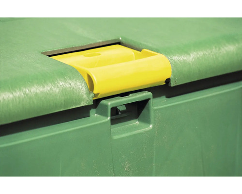 Detailný pohľad na kompostér so žltou rukoväťou