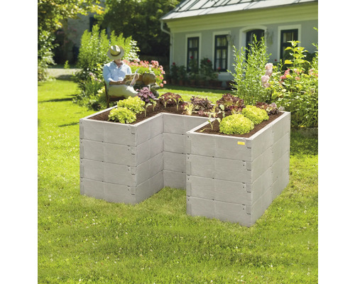 Vyvýšený záhon JUWEL Timber ErgoLine zástrčný 185 x 40 x 125 cm plastový sivý Vyvýšený záhon imitujúci drevo v záhrade so šalátom a osobou v pozadí.