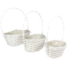 Tri biele prútené košíky s rúčkami