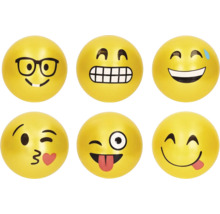 Žlté emoji lopty s rôznymi výrazmi tváre ako dekoračné predmety