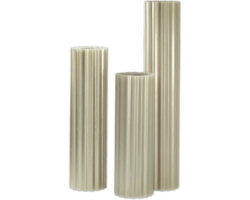 Tri ryhované stĺpové sviečky rôznych veľkostí