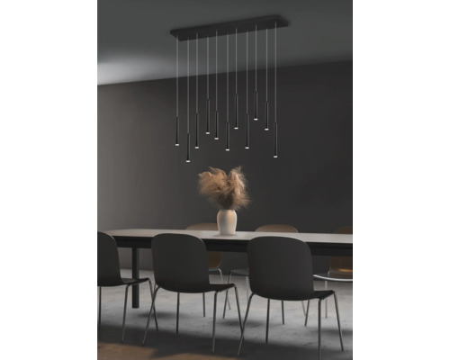 Jedálenský stôl so stoličkami a závesné svietidlo s viacerými svetlami