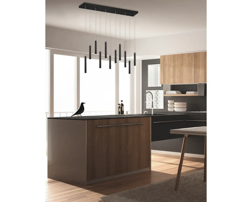 Moderná kuchyňa s kuchynským ostrovčekom a čiernym závesným svietidlom