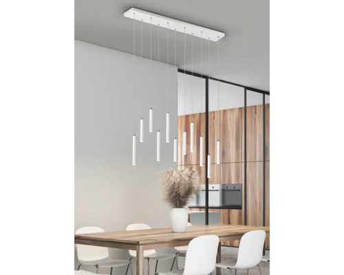 Jedáleň s jedálenským stolom, stoličkami a závesným svietidlom s viacerými žiarovkami.