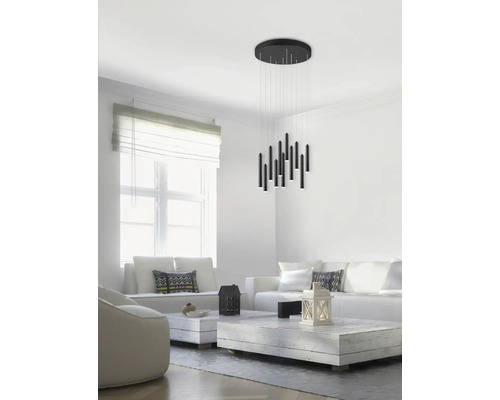 Obývacia izba s čiernym závesným svietidlom a bielym nábytkom