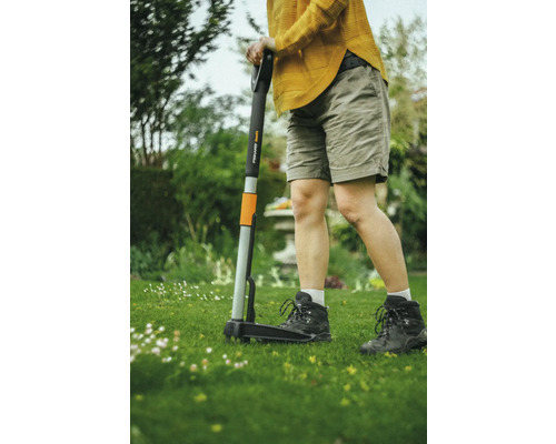 Záhrada s odstraňovačom buriny v prevádzke.