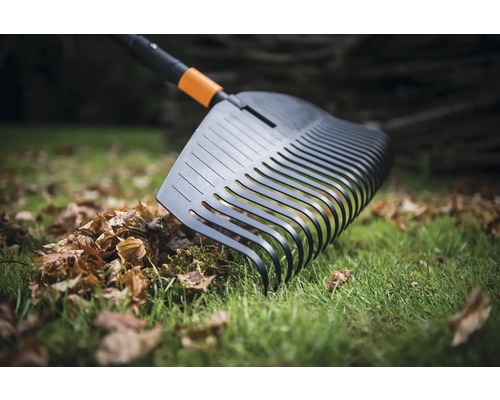 Záhradné hrable na zhrabávanie lístia na trávniku