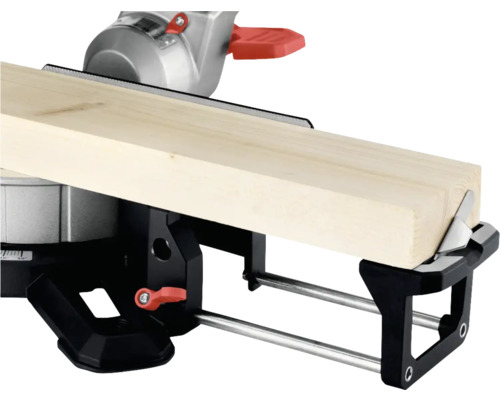 Pokosová píla s kusom dreva