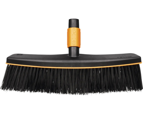 Fiskars zametacia metla so štetinami