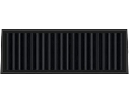 Čierny radiátor s vertikálnymi lamelami