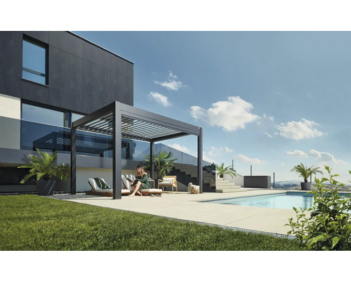 Moderná terasa s hliníkovou pergolou, ležadlami a bazénom vedľa obytného domu.