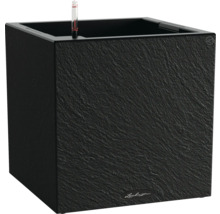 Čierny kvetináč so zavlažovacím systémom a štruktúrou